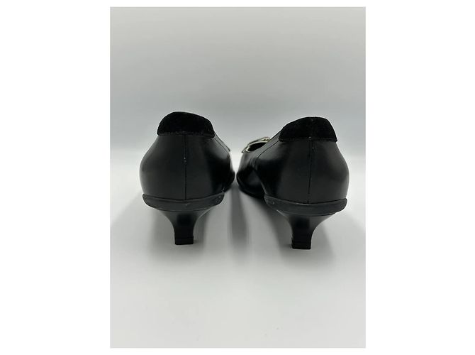 Prada Kitten Heels aus schwarzem Leder mit Schnalle - Ansicht 9