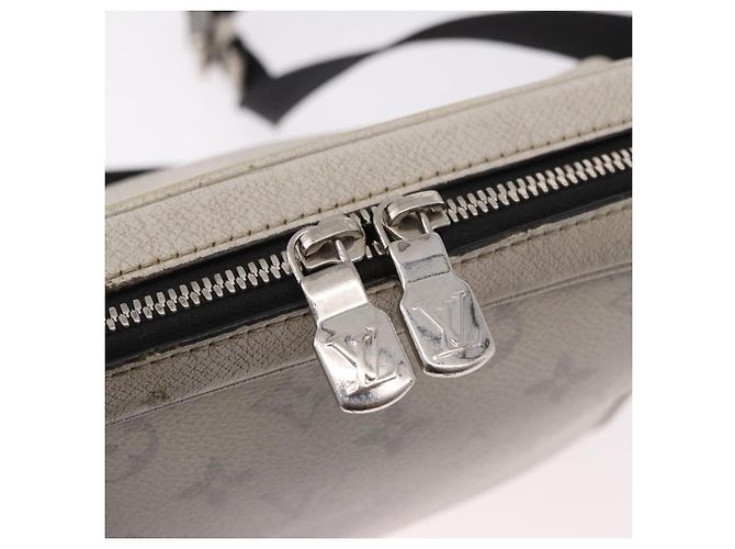 LOUIS VUITTON Tiger Lama Monogram Alpha Messenger Bag White M31069 - vista 17