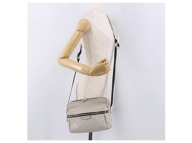 LOUIS VUITTON Tiger Lama Monogram Alpha Messenger Bag White M31069 - vista 25