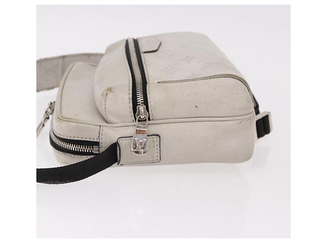 LOUIS VUITTON Tiger Lama Monogram Alpha Messenger Bag White M31069 - vista 4