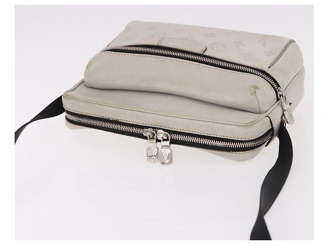 LOUIS VUITTON Tiger Lama Monogram Alpha Messenger Bag White M31069 - vista 6