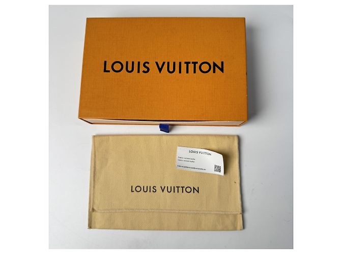 Louis Vuitton Portefeuille Capucines Compact Wallet Nero Rosa - vista 13