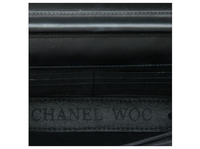 Chanel Portafoglio Boy Wallet on Chain in vernice matelassé nero - vista 4