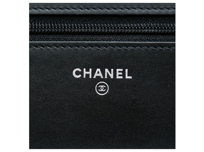 Chanel Portafoglio Boy Wallet on Chain in vernice matelassé nero - vista 5
