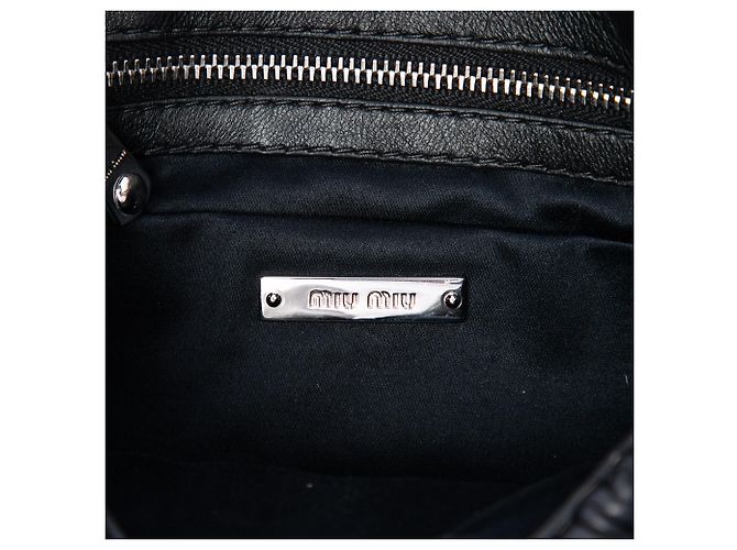 Bolsa crossbody Miu Miu em nappa matelassé preta com corrente de cristal Preto - vista 5