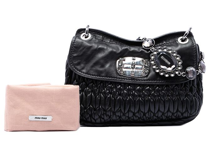 Bolsa crossbody Miu Miu em nappa matelassé preta com corrente de cristal Preto - vista 7