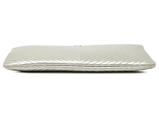 Clutch Chanel Silver Medium Chevron Metallic Calfskin O Case Argento - vista 3