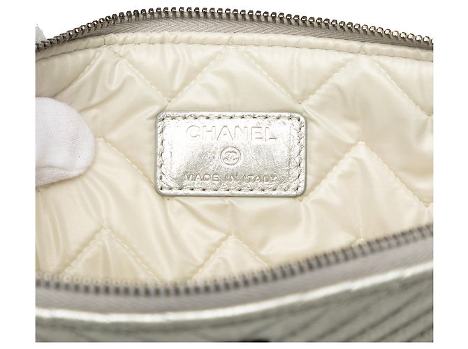 Clutch Chanel Silver Medium Chevron Metallic Calfskin O Case Argento - vista 5