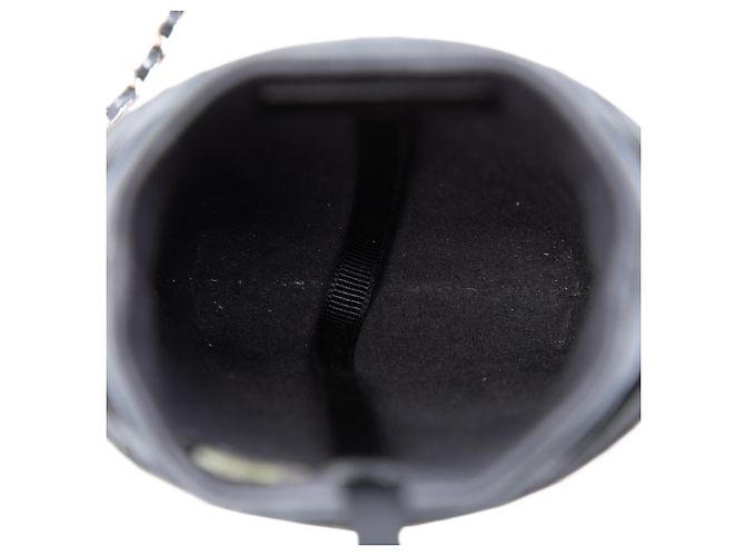 Portacellulare con catena in pelle d'agnello matelassé e borchie CC nero Chanel - vista 4