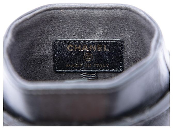 Portacellulare con catena in pelle d'agnello matelassé e borchie CC nero Chanel - vista 5