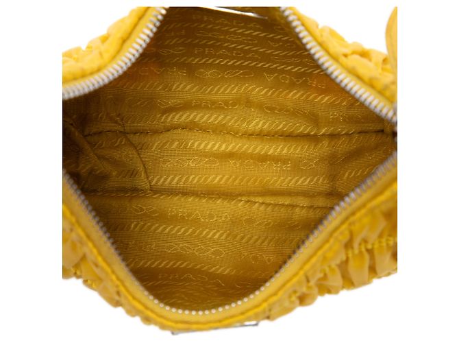 Borsa a tracolla Prada Re Edition in Tessuto Gaufre Gialla Giallo - vista 4