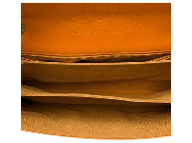 Chanel Orange Medium Quilted Crinkled Patent Pagoda Accordion Flap Arancione - vista 4