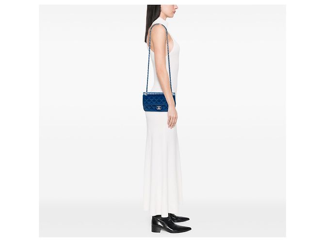 Chanel Blue Medium Quilted Patent Coco Shine Flap - vista 6