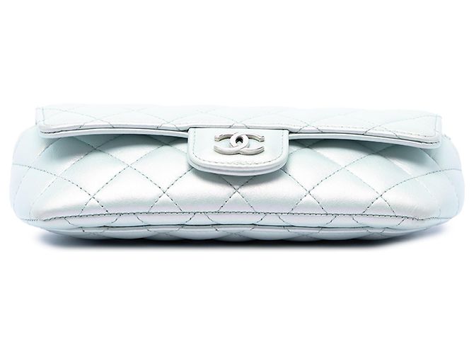 Chanel Blue CC gestepptes irisierendes Lammleder-Brillenetui mit Kette Blau Hellblau - Ansicht 3