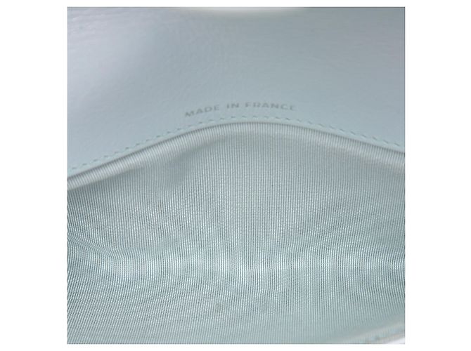 Chanel Blue CC gestepptes irisierendes Lammleder-Brillenetui mit Kette Blau Hellblau - Ansicht 4