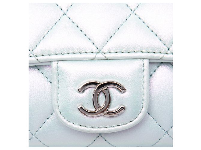 Chanel Blue CC gestepptes irisierendes Lammleder-Brillenetui mit Kette Blau Hellblau - Ansicht 5