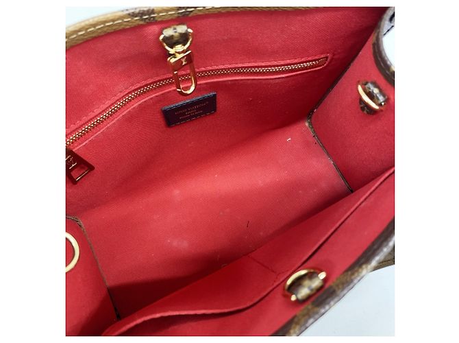 Borsa Louis Vuitton Monogram Giant Reverse OnTheGo PM Marrone - vista 4