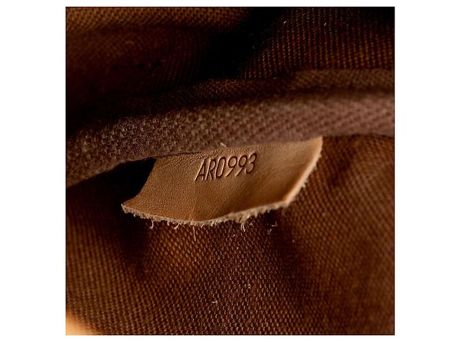 Louis Vuitton Vintage Monogram Canvas Saumur 30 Messenger Marrone - vista 6
