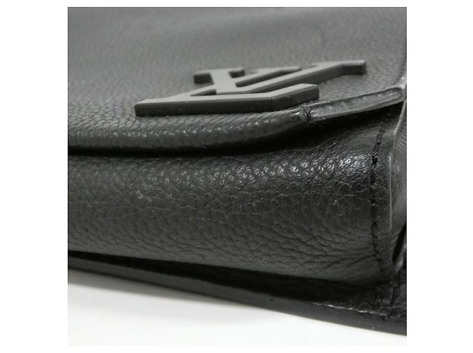 Borsa a tracolla Louis Vuitton LV Aerogram Takeoff Sling in pelle di vitello Nero - vista 3