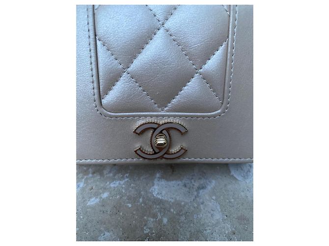 Cartera trifold Chanel Mademoiselle Beige - vista 2