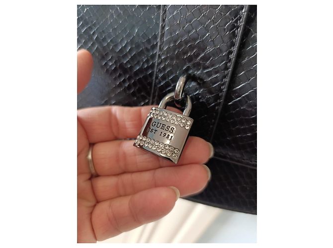 Borsa a tracolla Guess nera effetto pitone con lucchetto Nero - vista 4