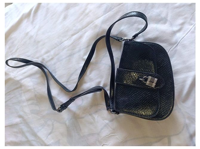 Borsa a tracolla Guess nera effetto pitone con lucchetto Nero - vista 6