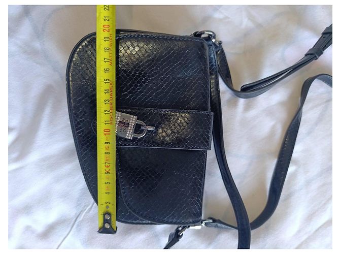 Borsa a tracolla Guess nera effetto pitone con lucchetto Nero - vista 9