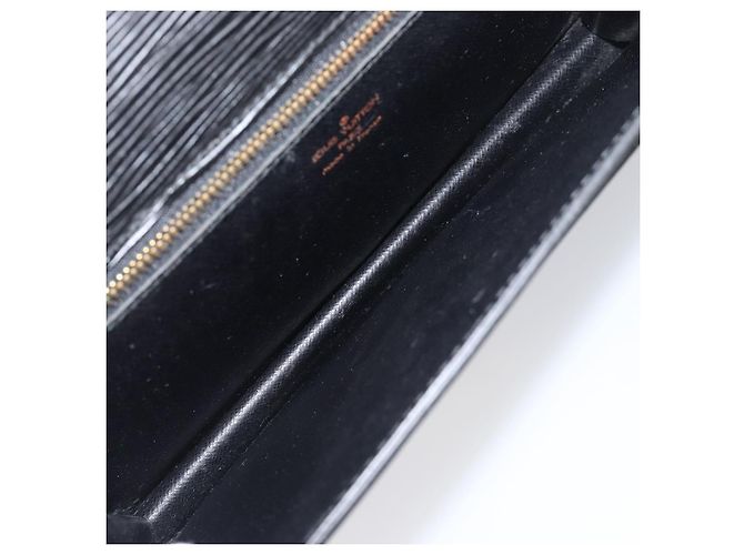 LOUIS VUITTON Epi Serie Dragonne Clutch Bag Black Noir M52612 LV Auth 200921 Negro - vista 10