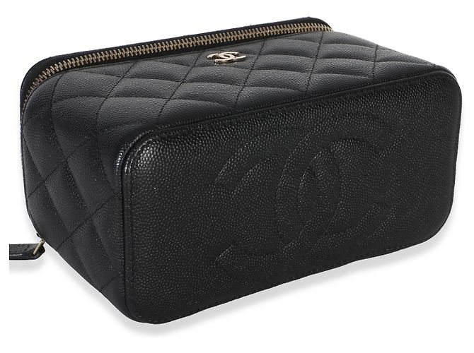 Pequena mala de maquilhagem Chanel em couro caviar matelassé preto com corrente - vista 7