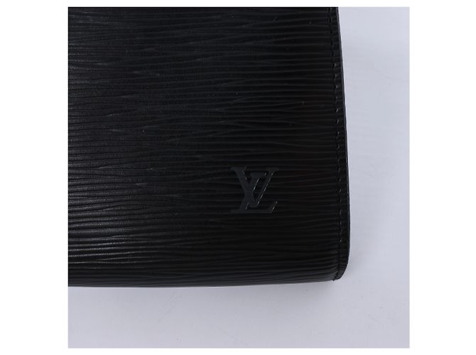 Louis Vuitton Pochette Accessoire Epi Leather Handbag in Black M52942 Nero - vista 10