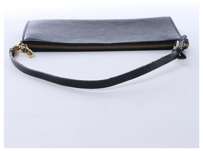 Louis Vuitton Pochette Accessoire Epi Leather Handbag in Black M52942 Nero - vista 6