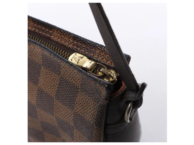 Borsa a tracolla Louis Vuitton Truth Makeup Damier Ebene in marrone N51982 - vista 4