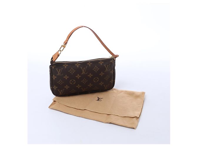 Louis Vuitton Pochette Accessoire Monogram Canvas Handbag in Brown M51980 Marrom - vista 12
