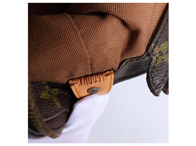 Borsa a tracolla Louis Vuitton Cabas Mezzo Monogram Canvas in marrone M51151 - vista 11