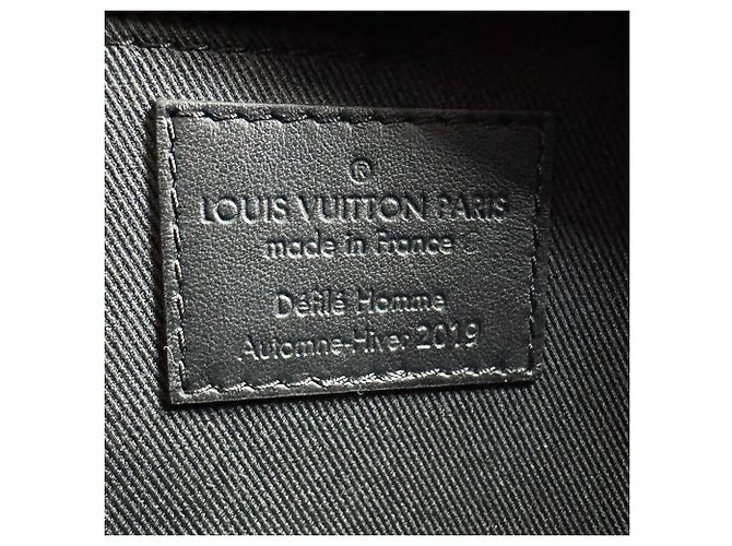 Borsa a tracolla Louis Vuitton Taiga Mini Soft Trunk Nero Multicolore - vista 12