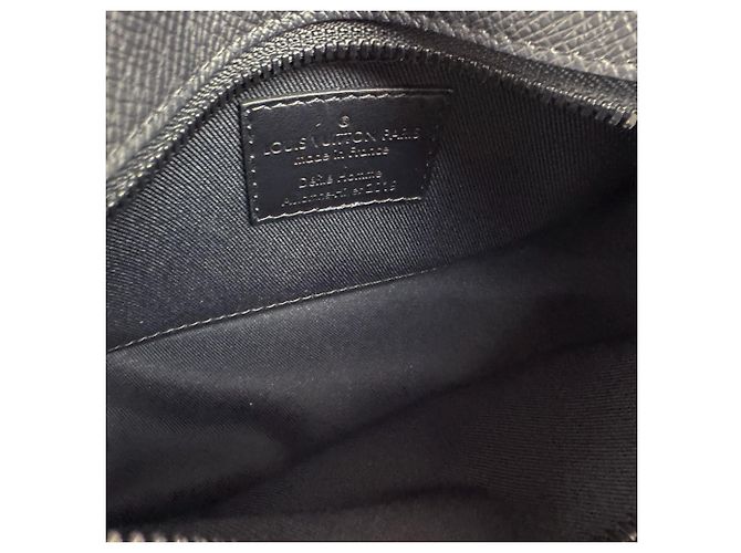 Borsa a tracolla Louis Vuitton Taiga Mini Soft Trunk Nero Multicolore - vista 5