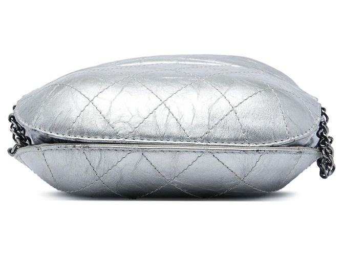 Borsa Gabrielle Small in pelle di vitello invecchiata metallizzata matelassé argento Chanel - vista 3