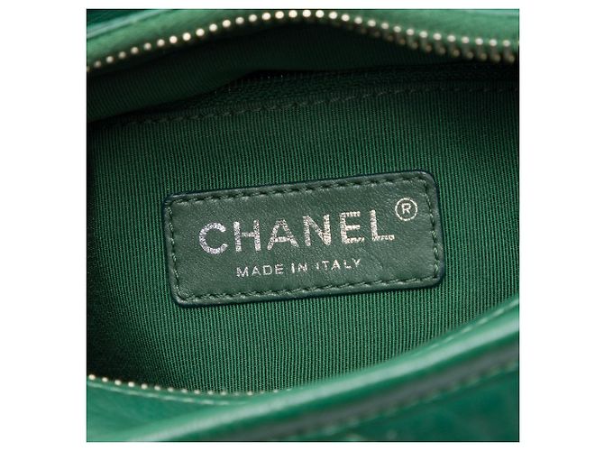 Borsa a tracolla Gabrielle Small in vitello invecchiato verde Chanel - vista 5