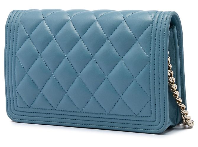 Bolsa Chanel Boy Wallet On Chain em pele de cordeiro acolchoada azul - vista 2