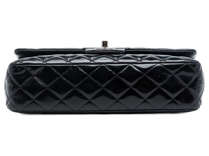 Borsa a tracolla Chanel Medium Classic Double Flap in vernice nera Nero - vista 3