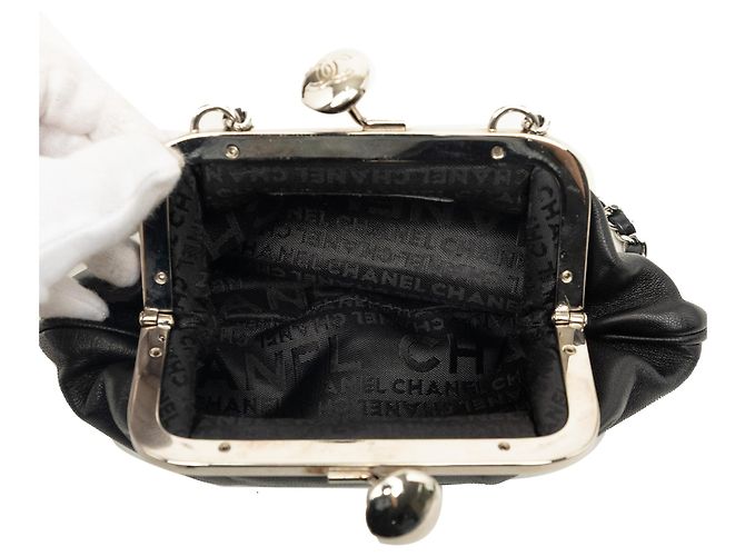 Clutch da sera Chanel CC in pelle di agnello nera con chiusura a bacio e catena Nero - vista 4