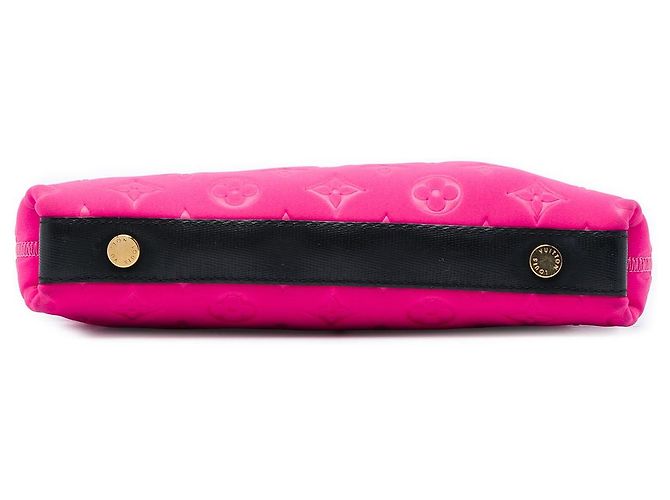 Clutch Louis Vuitton in neoprene scuba rosa con monogramma embossed - vista 3