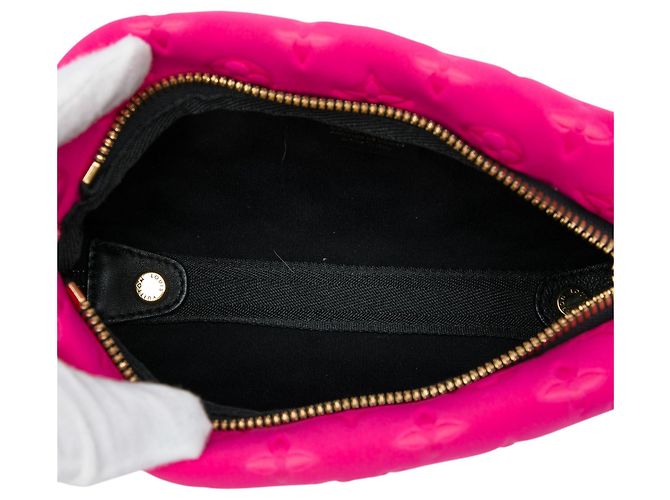 Clutch Louis Vuitton in neoprene scuba rosa con monogramma embossed - vista 4