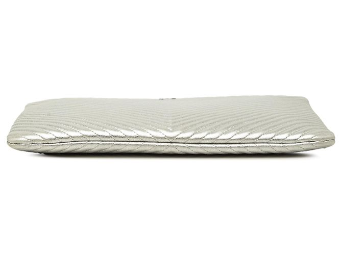 Clutch Chanel Medium Chevron Metallic Calfskin O Case Silver Argento - vista 3