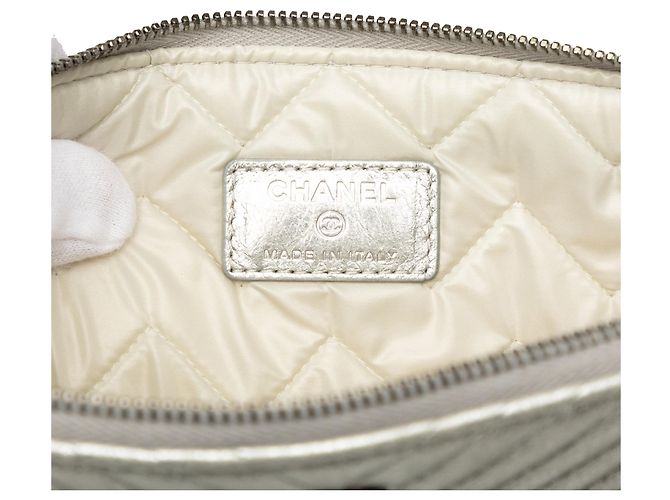 Clutch Chanel Medium Chevron Metallic Calfskin O Case Silver Argento - vista 5