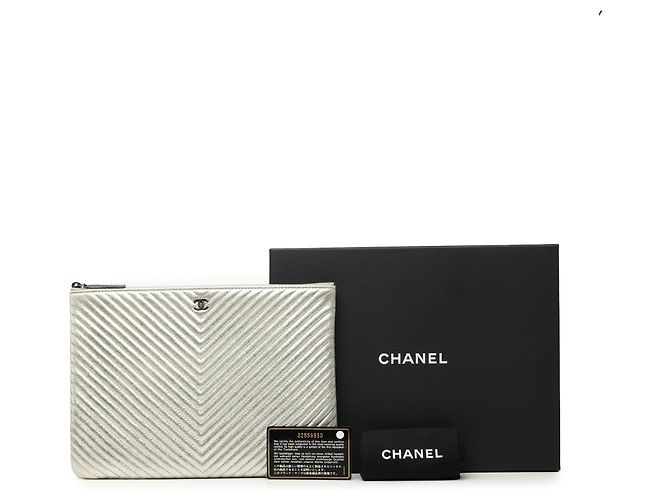 Clutch Chanel Medium Chevron Metallic Calfskin O Case Silver Argento - vista 7