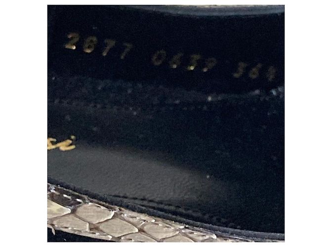 Autre Marque Gianvito Rossi Pumps mit spitzer Kappe aus Wildleder und Python Schwarz Roh - Ansicht 8