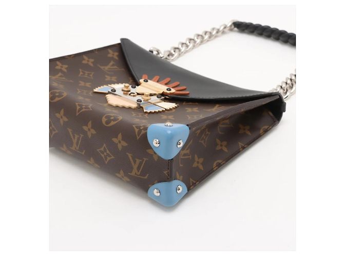 Louis Vuitton Monogram Tribal Pochette Mask GM Castaño - vista 3