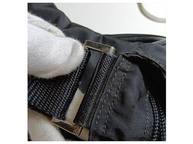 Sac messager Prada en nylon Tessuto avec logo triangle en cuir Noir - vue 12