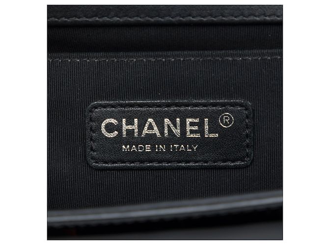 Chanel Black Old Medium Quilted Patent Acrylic Boy Flap Nero - vista 5